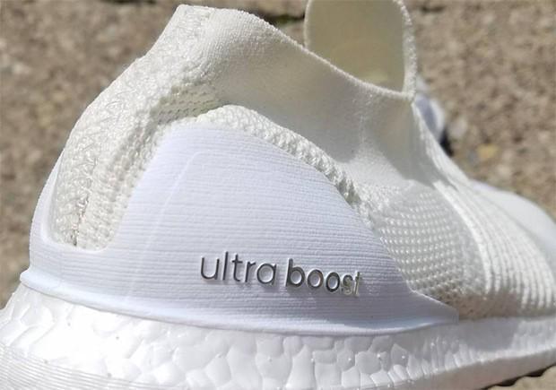 รูปภาพ:https://newsneakernews-wpengine.netdna-ssl.com/wp-content/uploads/2017/05/ultra-boost-laceless-white.jpg