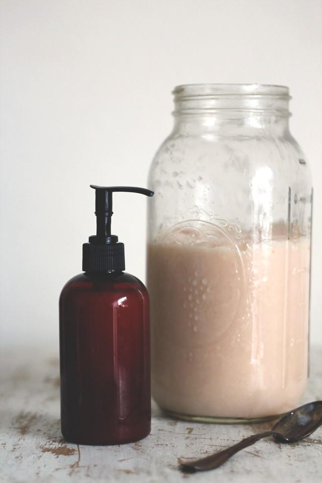 รูปภาพ:http://making-today-beautiful.com/wp-content/uploads/2014/01/homemade-liquid-hand-soap-12.jpg