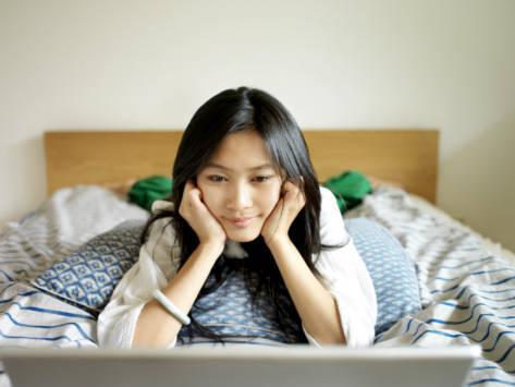 รูปภาพ:http://www.mailmangroup.com/wp-content/uploads/2012/11/eightfish-young-chinese-woman-watches-a-movie-on-her-laptop-sprawled-on-a-bed_i-G-40-4041-469LF00Z1.jpg