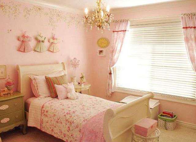 รูปภาพ:http://folat.org/wp-content/uploads/2015/06/Shabby-Chic-Distressed-Bedroom-Furniture-with-Pink-Color-Theme-and-Large-Windows.jpg
