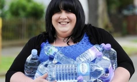 รูปภาพ:http://cdn.inquisitr.com/wp-content/uploads/2012/07/Woman-addicted-to-drinking-water-Sasha-Kennedy-drinks-up-to-six-gallons-of-water-a-day.jpg