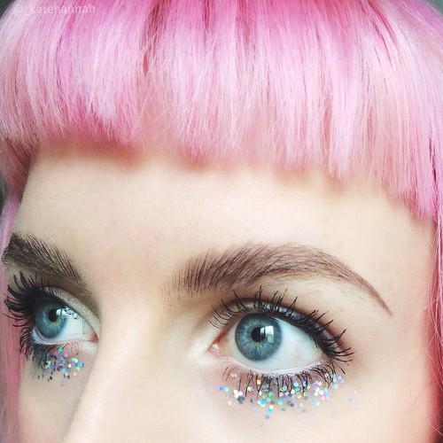 รูปภาพ:http://ninja-cosmico.ninjacosmico.netdna-cdn.com/wp-content/uploads/2016/03/Girl-with-pastel-pink-hair-and-glitter-makeup-on-eyes.jpg