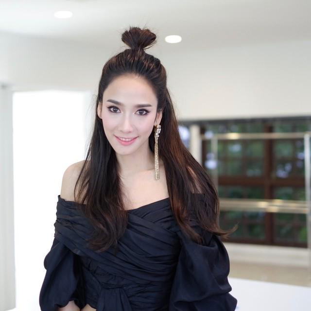 ตัวอย่าง ภาพหน้าปก:20 ไอเดียทรงผม "Half Bun" ดังโงะครึ่งหัว สวยชิคไม่ตกเทรนด์ ของเหล่าดาราไทย!