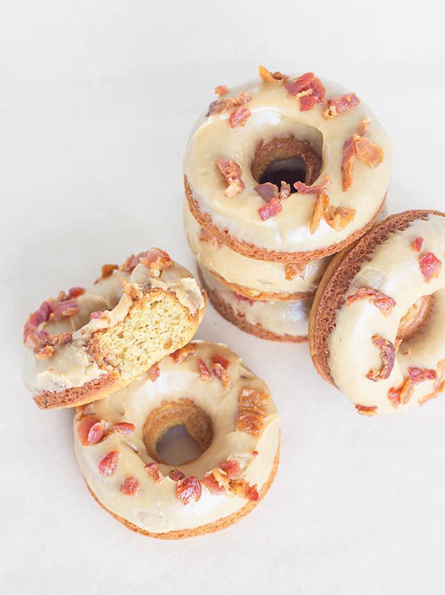 รูปภาพ:http://cookiedoughandovenmitt.com/wp-content/uploads/2015/05/baked-bacon-peanut-butter-donuts.jpg