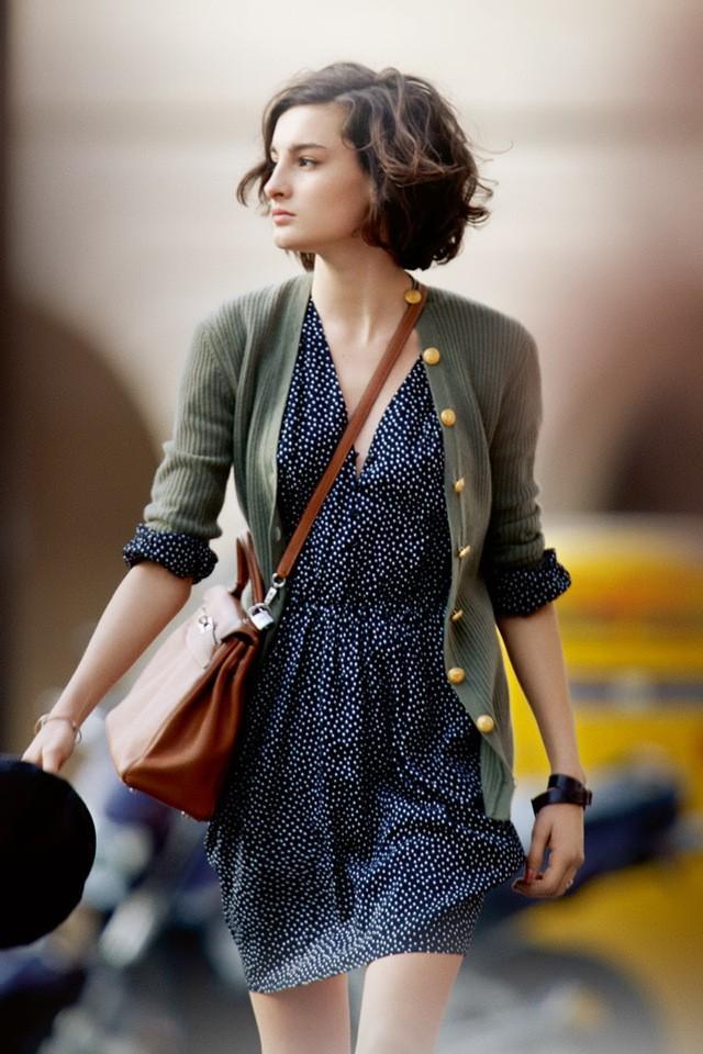 รูปภาพ:http://fashiongum.com/wp-content/uploads/2015/03/Parisian-Chic-Street-Style-Dress-Like-A-French-Woman-33.jpg