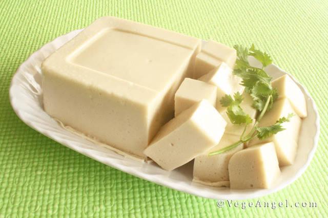 รูปภาพ:http://www.vegeangel.com/wp-content/uploads/2012/05/How-to-Make-Silken-Tofu-%E5%A6%82%E4%BD%95%E8%87%AA%E5%88%B6%E5%AB%A9%E8%B1%86%E8%85%90.jpg