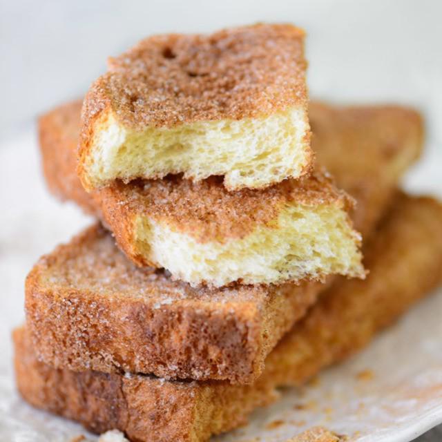 ภาพประกอบบทความ 'Cinnamon Snack Toast' ขนมปังกรอบคลุกน้ำตาลอบเชย หม่ำเพลินจนไม่อยากแบ่งใคร
