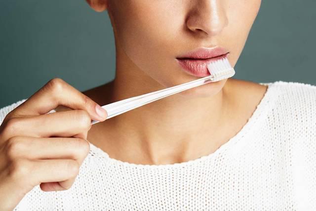 รูปภาพ:https://www.insiderindian.com/wp-content/uploads/2017/02/The-toothbrush-method-to-get-pink-lips-naturally.jpg