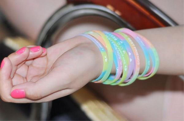 รูปภาพ:https://www.dhresource.com/albu_702420431_00-1.600x600/bracelets-en-silicone-arc-en-ciel-loom-2014.jpg