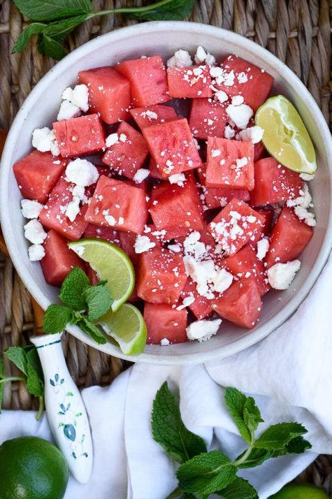 รูปภาพ:http://ghk.h-cdn.co/assets/17/23/480x720/gallery-1496762682-dsc8225-fork-knife-swoon-easy-watermelon-feta-salad-with-lime2.jpg