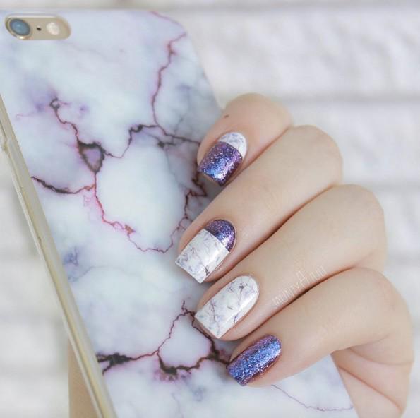 รูปภาพ:http://styleskinner.com/wp-content/uploads/2016/11/25-Purple-glitter-and-marble-nails-.jpg