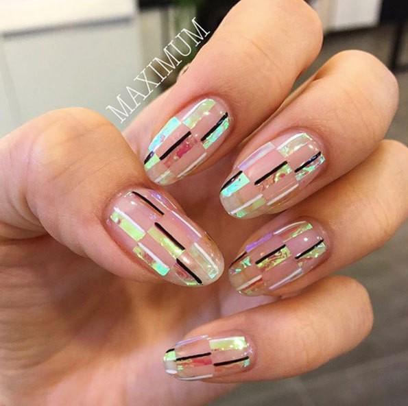 รูปภาพ:http://styleskinner.com/wp-content/uploads/2016/11/274-holographic-origami-nails.jpg