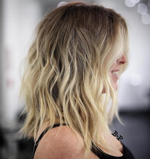 รูปภาพ:https://i2.wp.com/therighthairstyles.com/wp-content/uploads/2017/06/9-medium-shaggy-blonde-balayage-hairstyle.jpg?zoom=1.25&resize=500%2C533&ssl=1