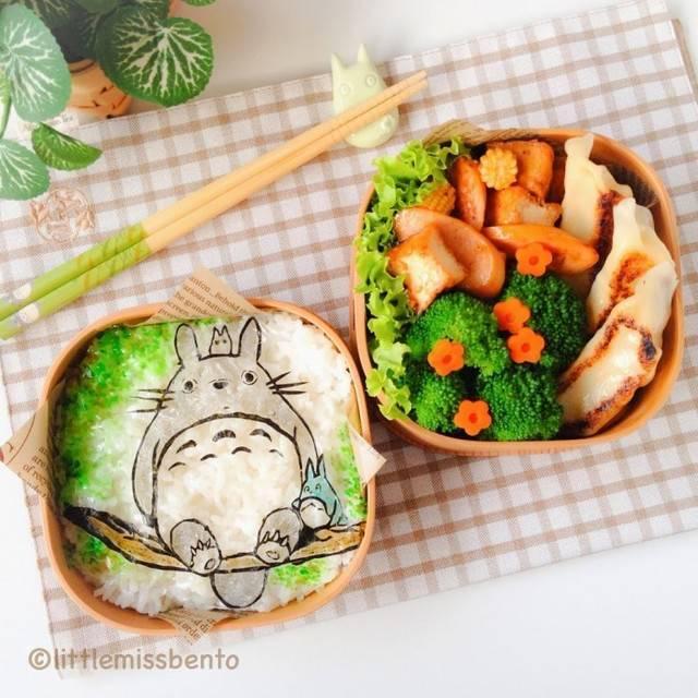 รูปภาพ:http://littlemissbento.com/wp-content/uploads/2014/04/Totoro-Seaweed-Cutting-Bento-3--735x735.jpg