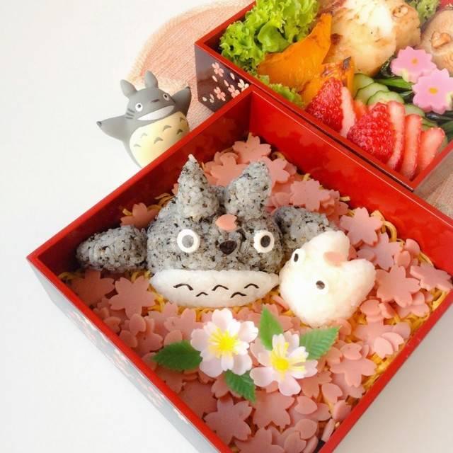 รูปภาพ:http://littlemissbento.com/wp-content/uploads/2014/03/Totoro-Sakura-Bento-735x735.jpg
