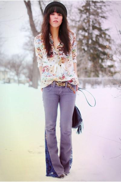 รูปภาพ:http://stylesweekly.com/wp-content/uploads/2015/06/Grey-flared-jeans-and-floral-top.jpg