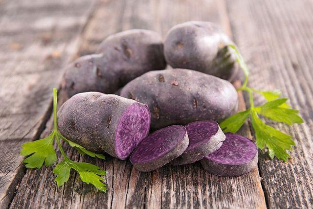 รูปภาพ:https://media.mnn.com/assets/images/2016/04/purple-potatoes.jpg.838x0_q80.jpg
