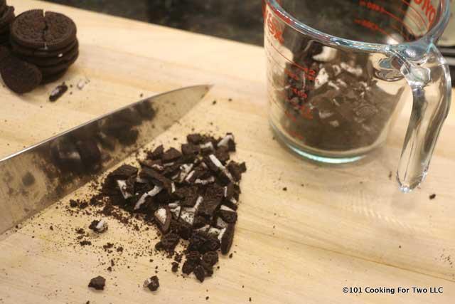 รูปภาพ:https://www.101cookingfortwo.com/wp-content/uploads/2015/12/rough-chop-Oreos-Easy-Oreo-Fudge.jpg