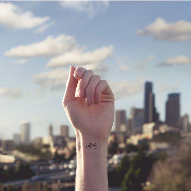 รูปภาพ:https://i1.wp.com/static.boredpanda.com/blog/wp-content/uploads/2015/08/skin-art-wrist-background-tiny-tattoo-austin-tott-8.jpg