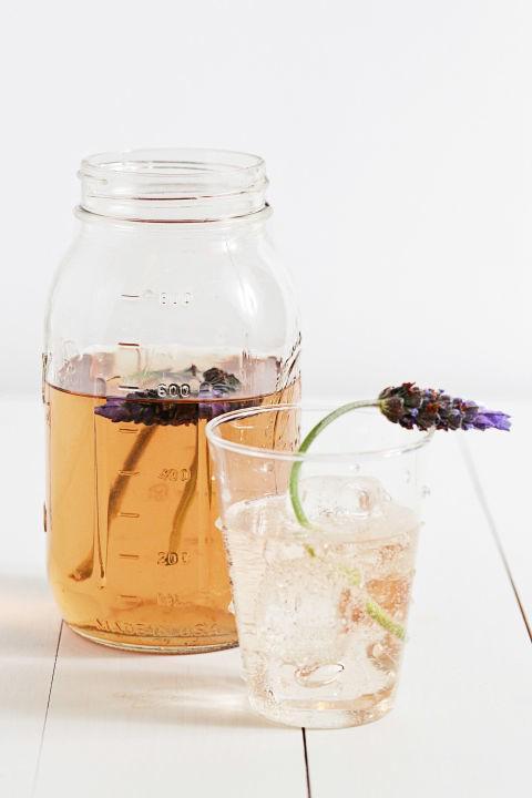 รูปภาพ:http://ghk.h-cdn.co/assets/15/16/480x720/gallery-1429289429-ghk-vodka-lavender.jpg