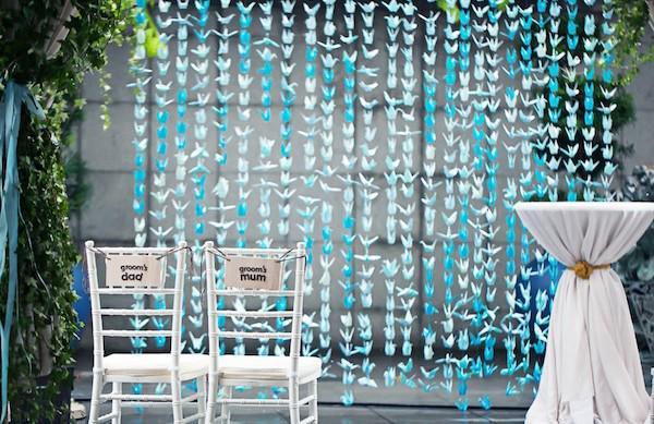 รูปภาพ:http://homemydesign.com/wp-content/uploads/2014/07/papercrane-wedding-backdrops-ideas.jpg