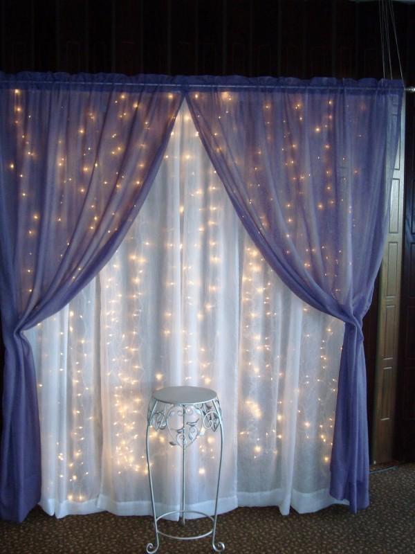 รูปภาพ:http://www.weddinginclude.com/wp-content/uploads/2017/05/Curtain-lights-and-sheer-fabric-would-make-a-neat-backdrop-for-a-photo-booth-600x800.jpg