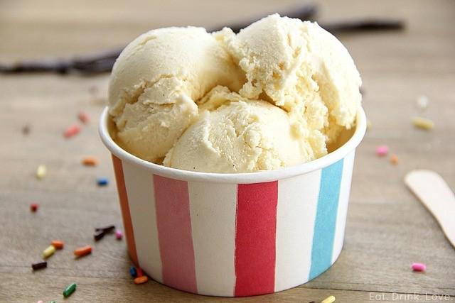 รูปภาพ:http://eat-drink-love.com/wp-content/uploads/2013/05/Vanilla-Bean-Ice-Cream-4-mark.jpg