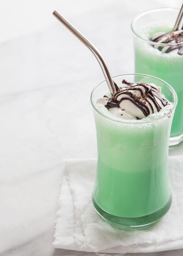 รูปภาพ:http://cf.jellytoastblog.com/wp-content/uploads/2015/03/Mint-Milkshake-JellyToastBlog.com-8-of-8.jpg