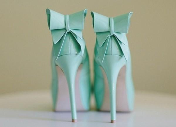 รูปภาพ:http://www.weddinginclude.com/wp-content/uploads/2016/05/mint-wedding-shoes-splash-of-color.jpg