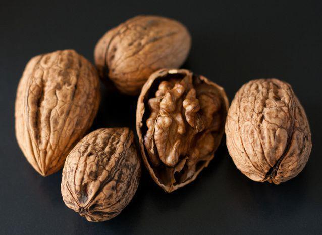 รูปภาพ:https://media.mnn.com/assets/images/2017/01/walnuts.jpg.638x0_q80_crop-smart.jpg
