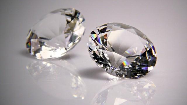 รูปภาพ:http://wallpaper-gallery.net/images/diamonds-wallpaper-free-download/diamonds-wallpaper-free-download-6.jpg