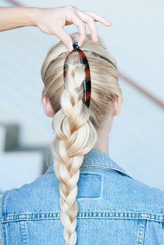 รูปภาพ:http://www.fashionlady.in/wp-content/uploads/2017/06/braid-using-a-banana-clip.jpg