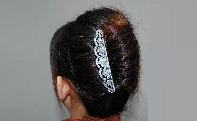 รูปภาพ:http://www.fashionlady.in/wp-content/uploads/2017/06/french-twist-with-banana-clip.jpg