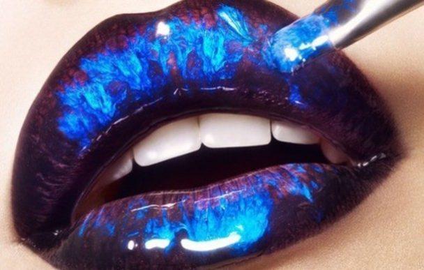 รูปภาพ:https://www.indigodaily.com/wp-content/uploads/2016/11/f18dut-l-610x610-jewels-lips-metallic-lips-lip-art-blue-black-marble-shiny-metallic-lipstick-608x387.jpg