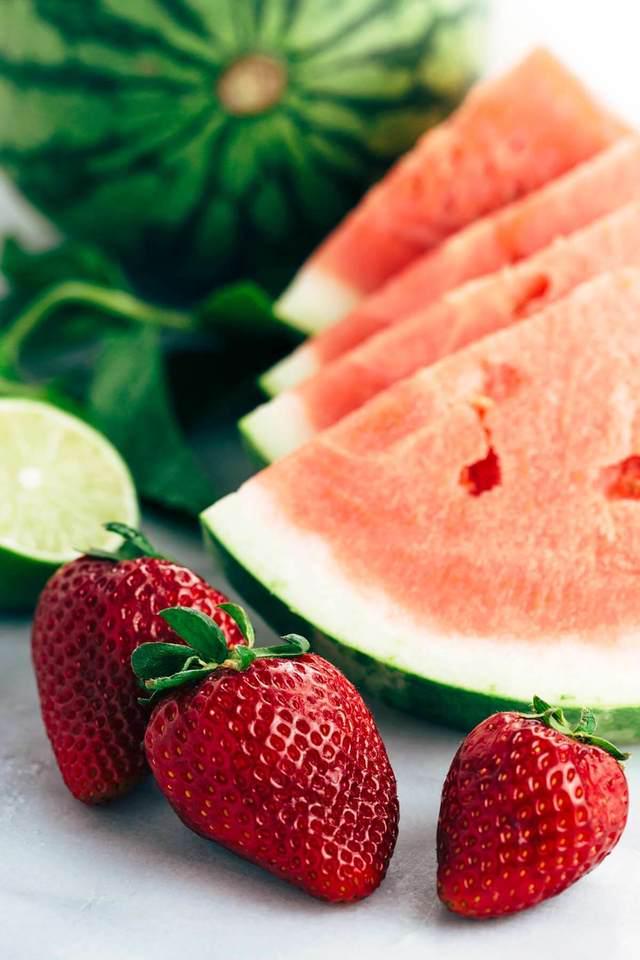รูปภาพ:https://www.jessicagavin.com/wp-content/uploads/2016/05/strawberry-watermelon-lime-mint-smoothie-ingredients.jpg