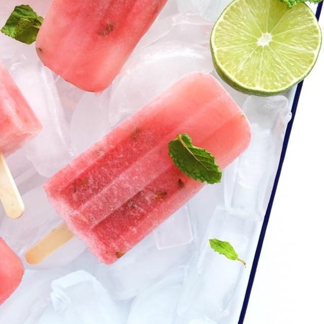 ตัวอย่าง ภาพหน้าปก:Watermelon & Strawberry Lime Mint Popsicles เมนูไอติมแท่งแสนอร่อย รีบชิมก่อนละลาย!