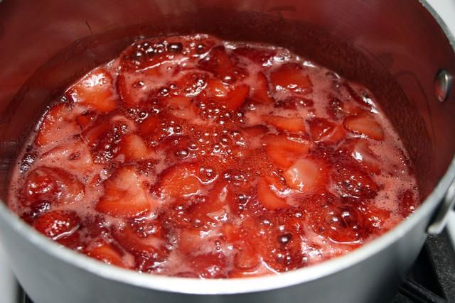 รูปภาพ:https://ww2.kqed.org/bayareabites/wp-content/uploads/sites/24/2015/04/strawberries-pot-cooked.jpg