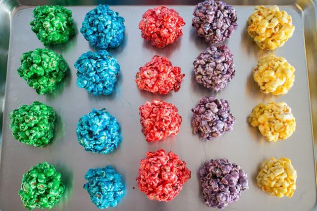 รูปภาพ:http://d1czgk0286f186.cloudfront.net/wp-content/uploads/2016/03/28203436/How-to-Make-Rainbow-Popcorn-Balls_11.jpg