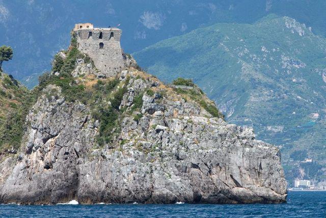 รูปภาพ:https://media.mnn.com/assets/images/2017/06/amalfi-ruins.jpg.990x0_q80_crop-smart.jpg