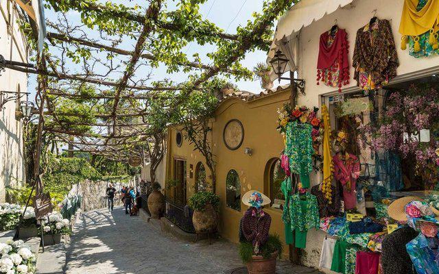 รูปภาพ:http://cdn-image.travelandleisure.com/sites/default/files/styles/tnl_redesign_article_landing_page/public/1477342854/shopping-positano-amalfi-coast-italy-AMALFI1024.jpg