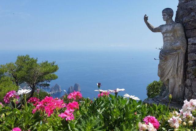 รูปภาพ:https://media.mnn.com/assets/images/2017/06/amalfi-wonder-woman-statue.jpg.990x0_q80_crop-smart.jpg