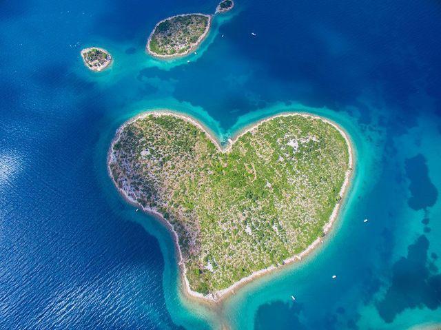 รูปภาพ:https://media.mnn.com/assets/images/2017/02/Galesnjak-Island-Heart-Shaped-Croatia.jpg.1000x0_q80_crop-smart.jpg