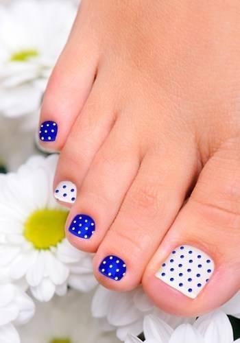 รูปภาพ:http://www.buzzle.com/images/nail-art/nail-designs/blue-white-polka-dots-toenail-art-design.jpg