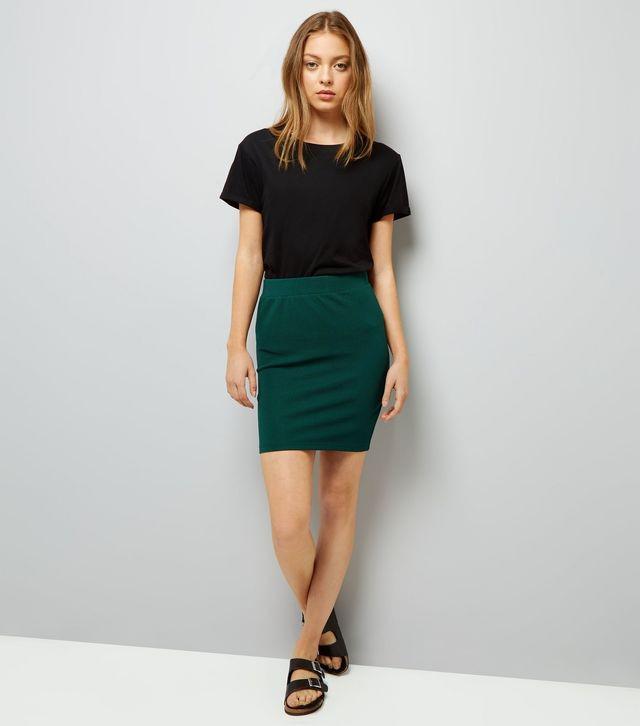 รูปภาพ:http://media.newlookassets.com/i/newlook/525947138/womens/skirts/mini-skirts/dark-green-textured-mini-tube-skirt/?$new_pdp_szoom_image_1800$