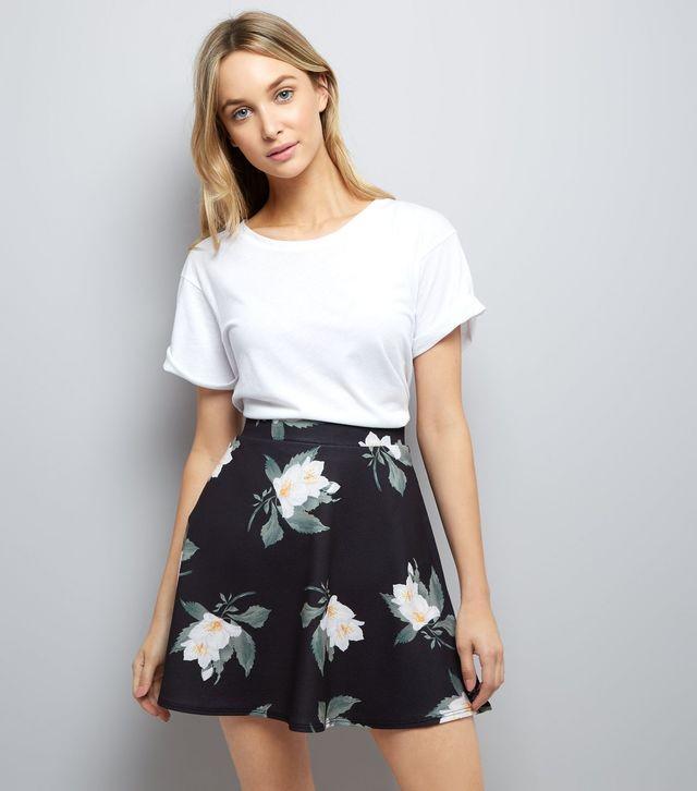 รูปภาพ:http://media.newlookassets.com/i/newlook/540716309/womens/skirts/midi-skirts/black-floral-print-skater-skirt/?$new_pdp_szoom_image_1800$
