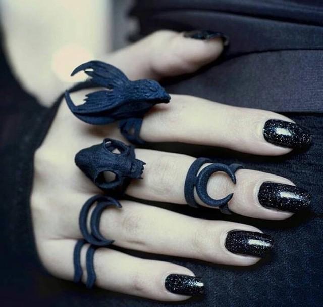 รูปภาพ:http://ninja-cosmico.ninjacosmico.netdna-cdn.com/wp-content/uploads/2016/11/Black-glitter-nails-with-goth-rings.jpg