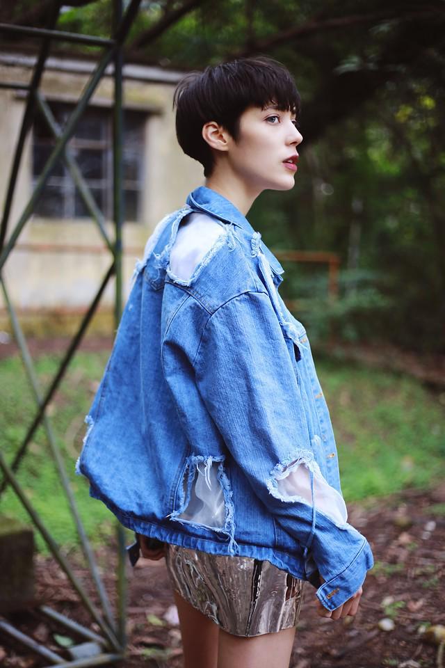 รูปภาพ:http://ninja-cosmico.ninjacosmico.netdna-cdn.com/wp-content/uploads/2016/10/Oversized-denim-ripped-jacket-with-silver-shorts.jpg