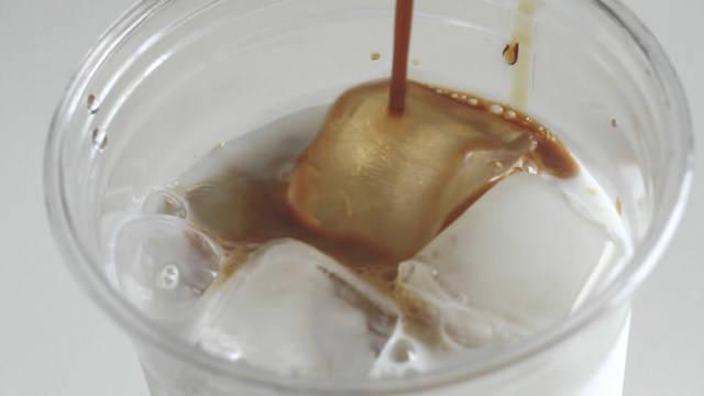 รูปภาพ:http://eugeniekitchen.com/wp-content/uploads/2014/06/iced-caramel-macchiato-recipe5.jpg