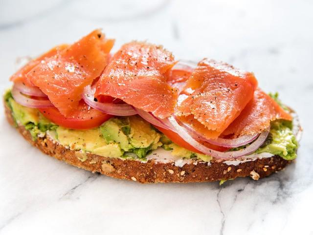 รูปภาพ:http://www.seriouseats.com/recipes/assets_c/2016/05/20160502-avocado-toast-vicky-wasik-salmon-8-thumb-1500xauto-431673.jpg