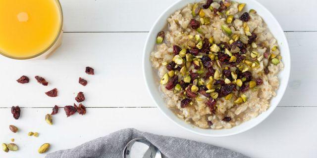 รูปภาพ:http://del.h-cdn.co/assets/17/01/980x490/landscape-1483403499-delish-oatmeal-cranberries-pistachios.jpg